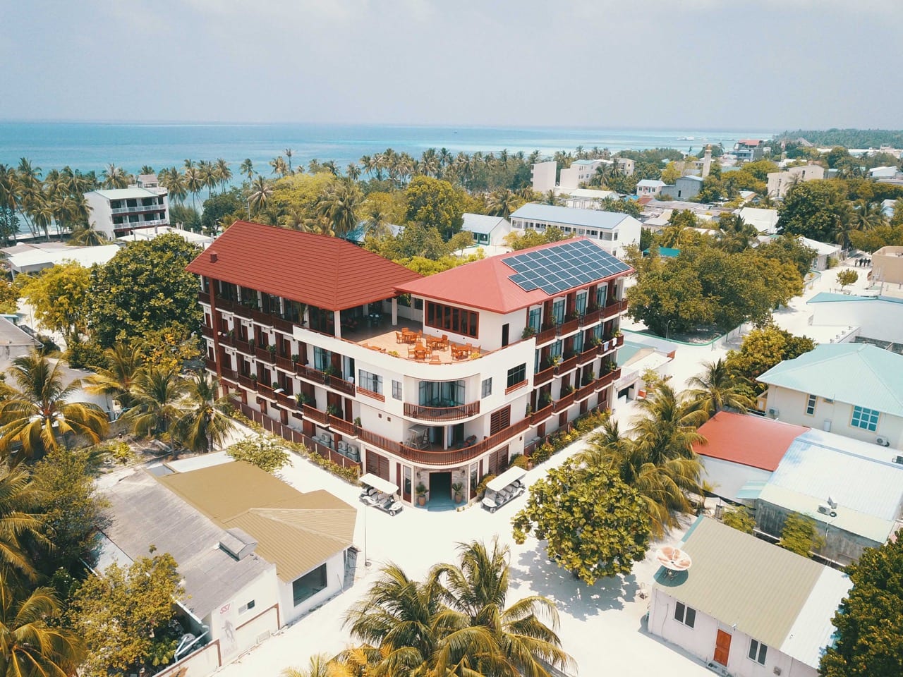 Araamu Holidays & Spa exterior with palm courtyard, Dhiffushi