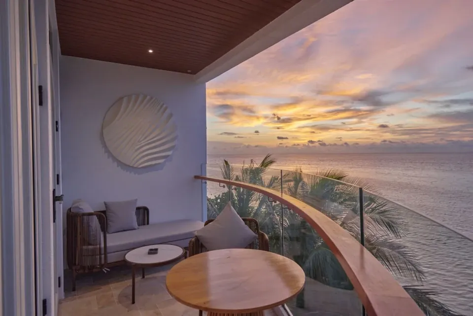 Stone Hotels Dhiffushi infinity pool and beachfront, Kaafu Atoll